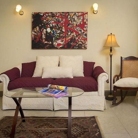 Ground Floor Apartment Located In Hometown, 5 Min Walk To The Beach Saint James Buitenkant foto