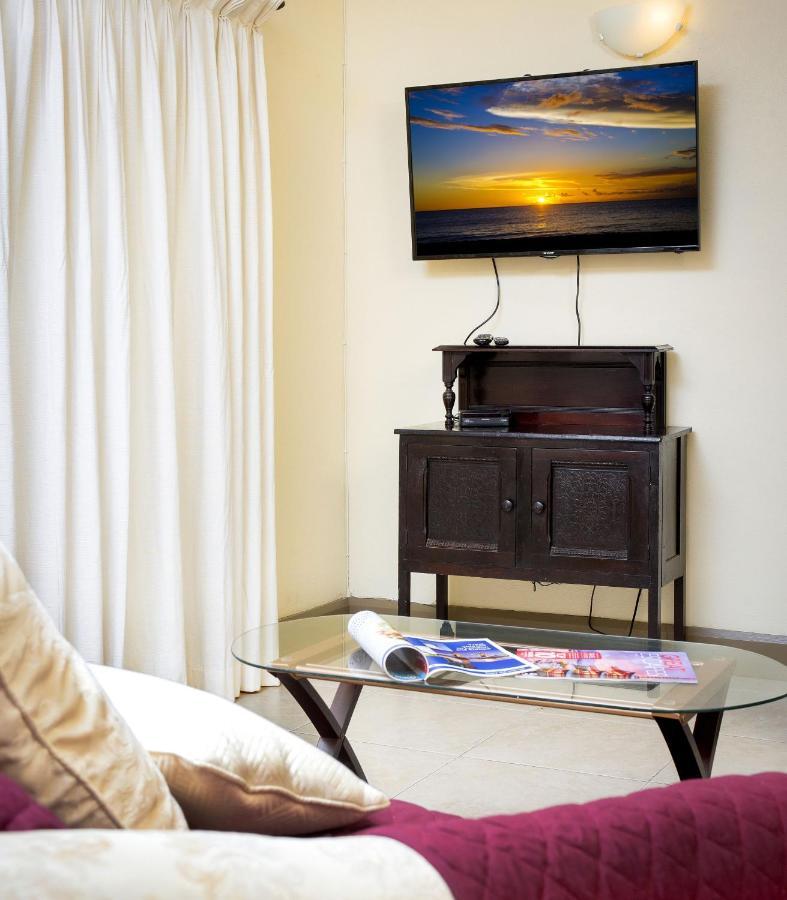Ground Floor Apartment Located In Hometown, 5 Min Walk To The Beach Saint James Buitenkant foto