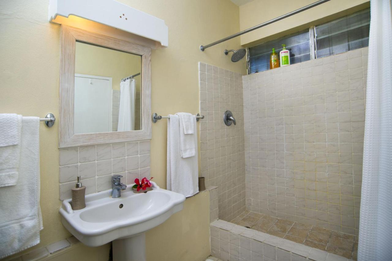 Ground Floor Apartment Located In Hometown, 5 Min Walk To The Beach Saint James Buitenkant foto